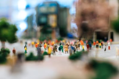 le-persone-piccole-o-piccole-camminano-su-molte-strade